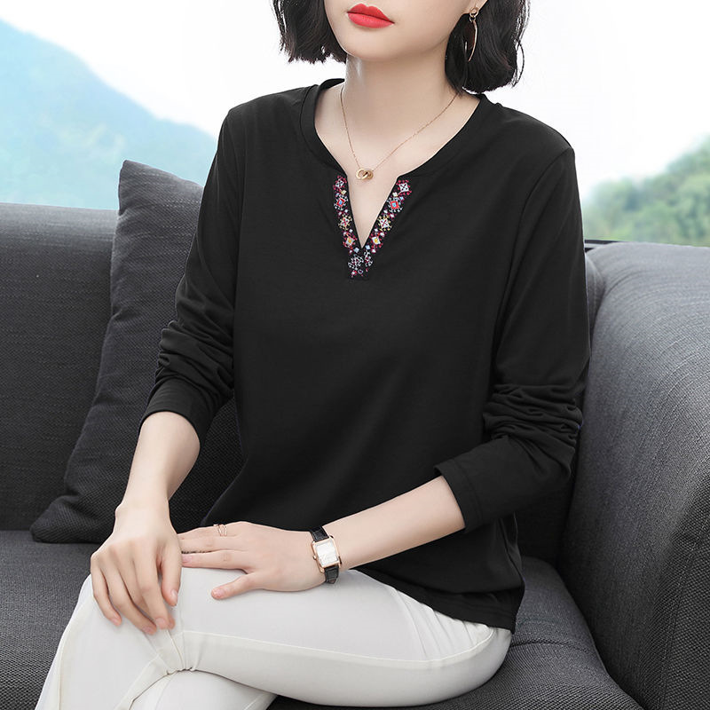 The new Korean long-sleeved T-shirt for women, paired with a base layer top, is a middle-aged mom look that exudes a youthful, loose and slimming vibe Specification image