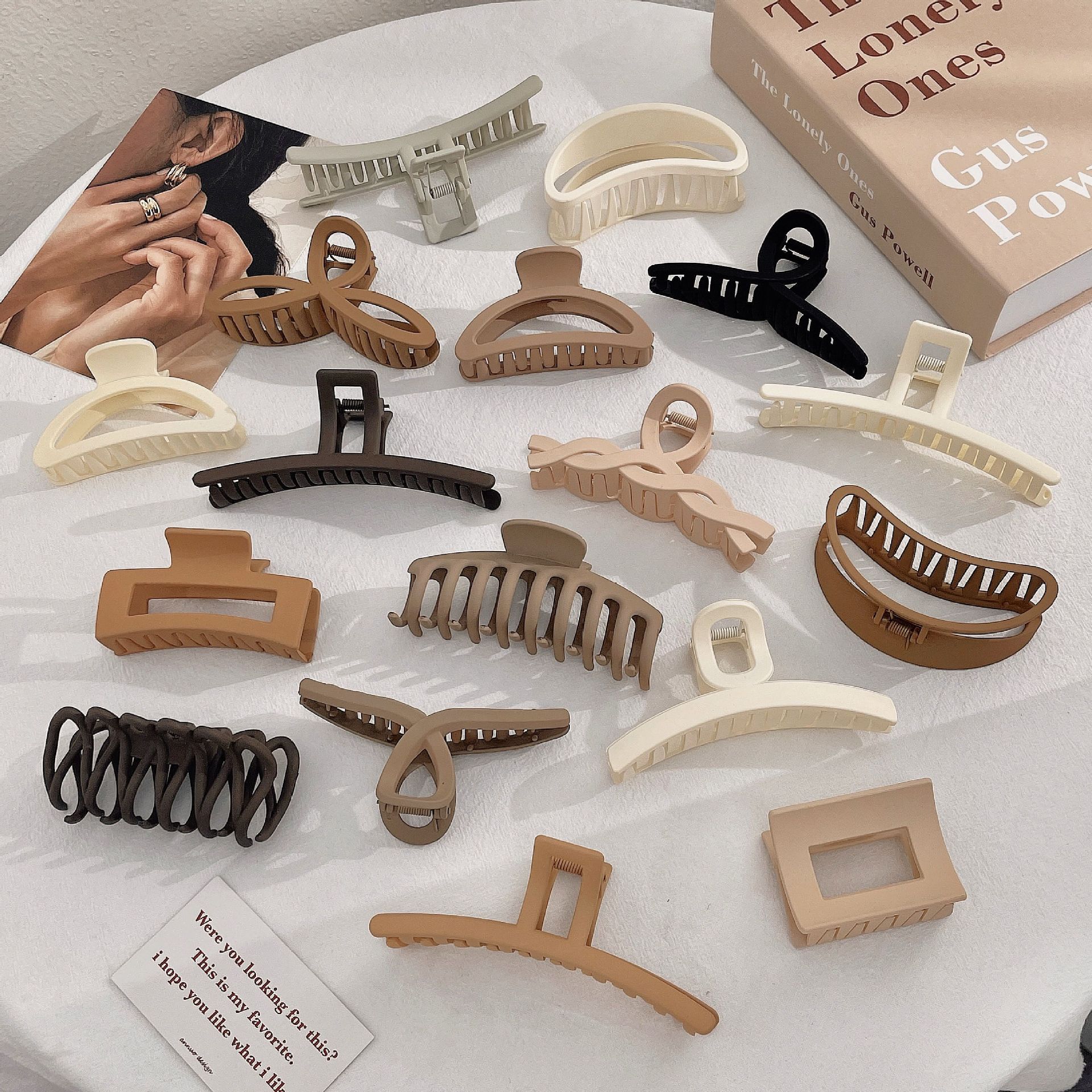 Ins Simple Advanced Sense Shark Clip Clip Hair Clip Frosted Plush Yiwu Manufacturers Square Application Scenario