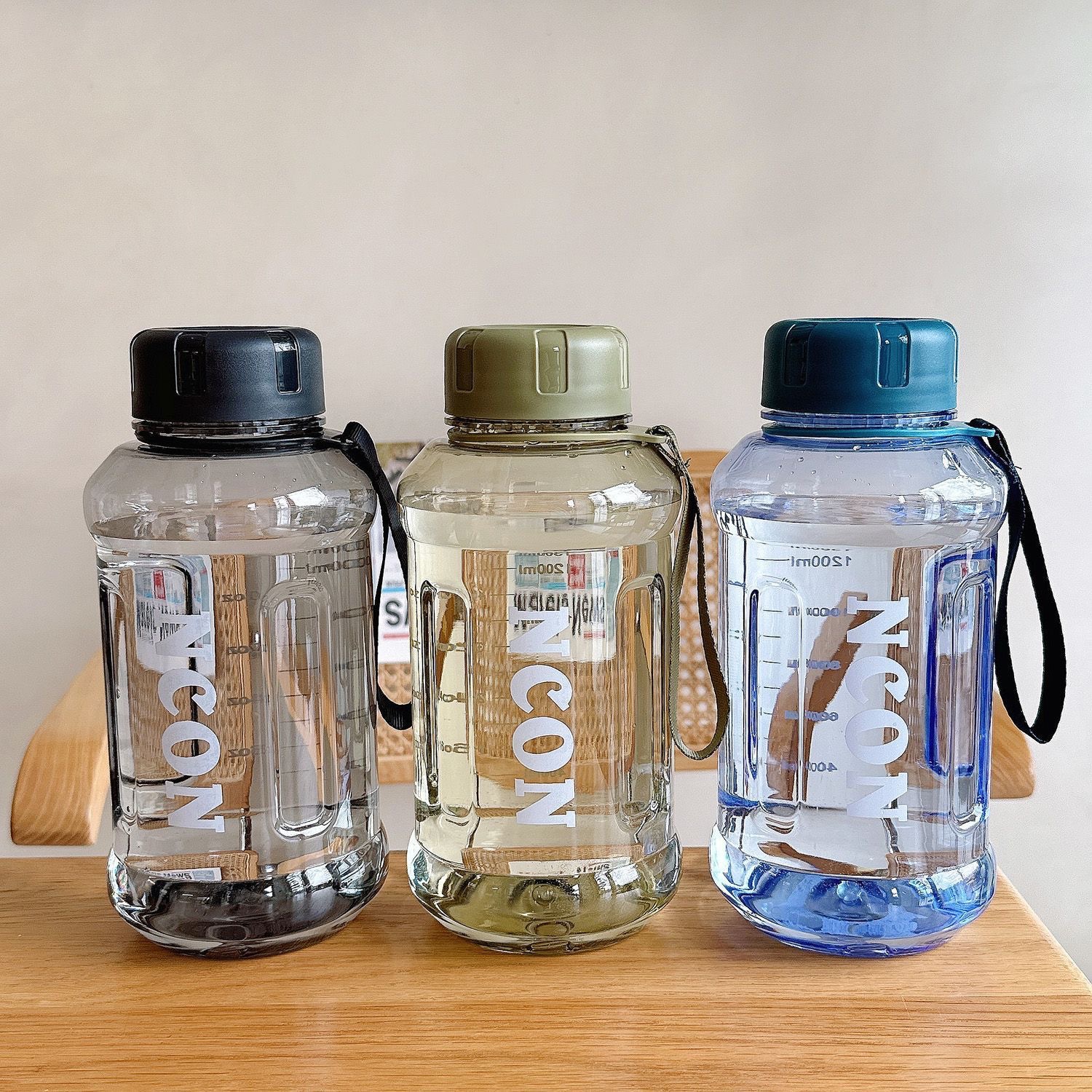 Simple Korean version large-capacity water cup, men's summer fitness outdoor sports water cup, anti-drop and high-temperature resistant ton-ton bucket details Picture