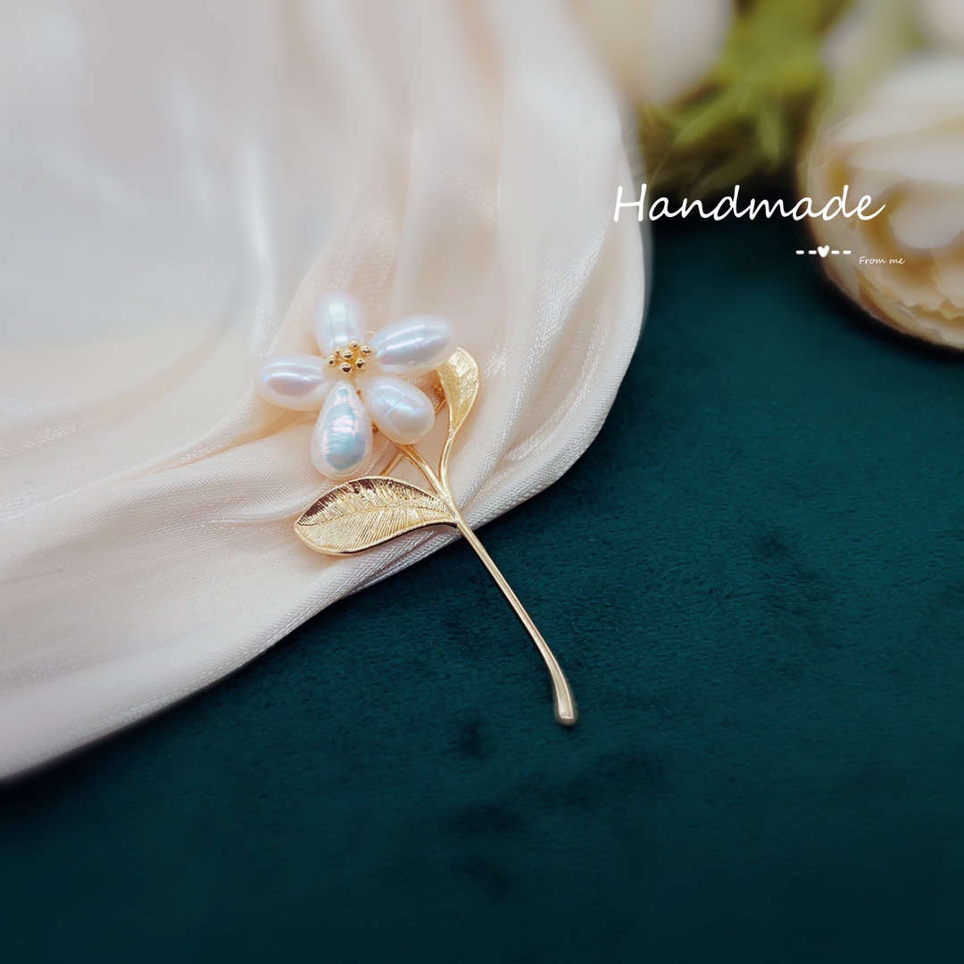 A unique pearl brooch, with a simple, fresh and sweet design, is a cute Internet celebrity bestseller. It is a Christmas brooch and pin decoration, featuring a national trend details Picture