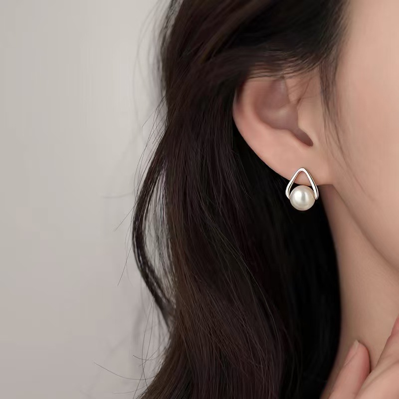 925 sterling silver needle pearl stud earrings with a light luxury and high-end feel, a new 2025 best-selling niche earring for women Item Picture