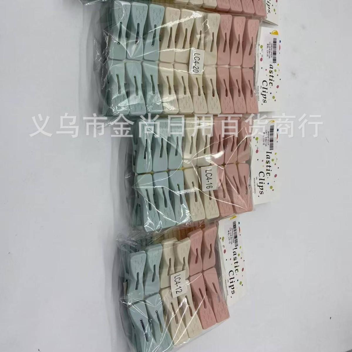 Wholesale plastic multiple clothes clips, multi-functional plastic windproof cotton quilt clips, quilt clips, clothes drying clips wholesale straight Application Scenario