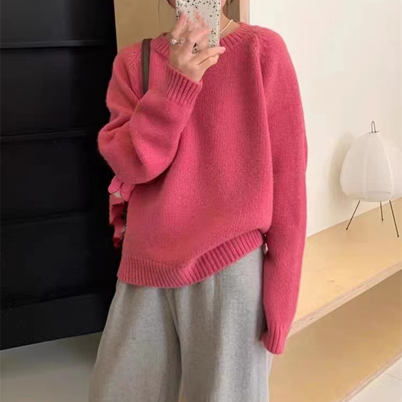 A new solid-color round-neck sweater for women in autumn and winter, with a back label design. It is a loose and soft pullover knitted top for women pic 4