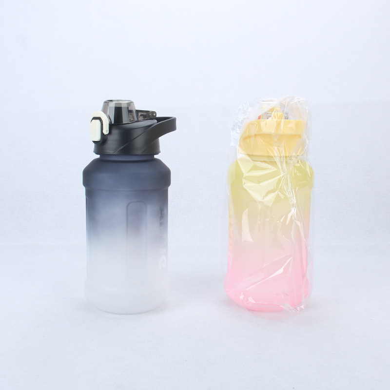 Progressive Color Portable Straw Large Capacity Plastic Cup With Latch Clamshell Fashion Fitness Outdoor Plastic Cup Handsome Item Picture