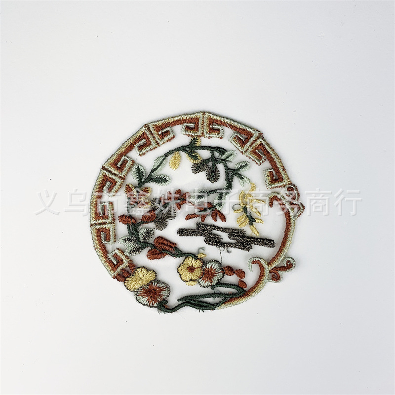 Ethnic-style computer-embroidered organ-gauze round Chinese-style double fish playing with lotus, double-sided computer-embroidered fabric sticker Specification image