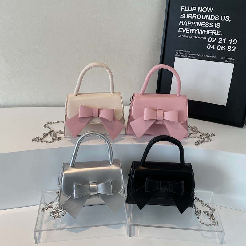 Fashionable bow simple handbag for women, 2025 new style, sweet and stylish crossbody small square bag, single-shoulder bag Application Scenario