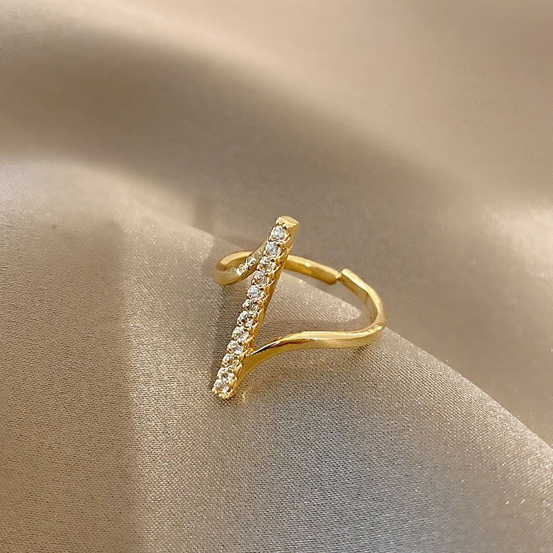 Kimoj's New Japanese-Style Light Luxury Hollowed-Out Ring Exudes A Sense Of High-End Elegance And Fashion. It's A Fashionable And Individual Index Finger Ring That Has Become A Popular Trend With A Cold And Slightly Set Design Application Scenario