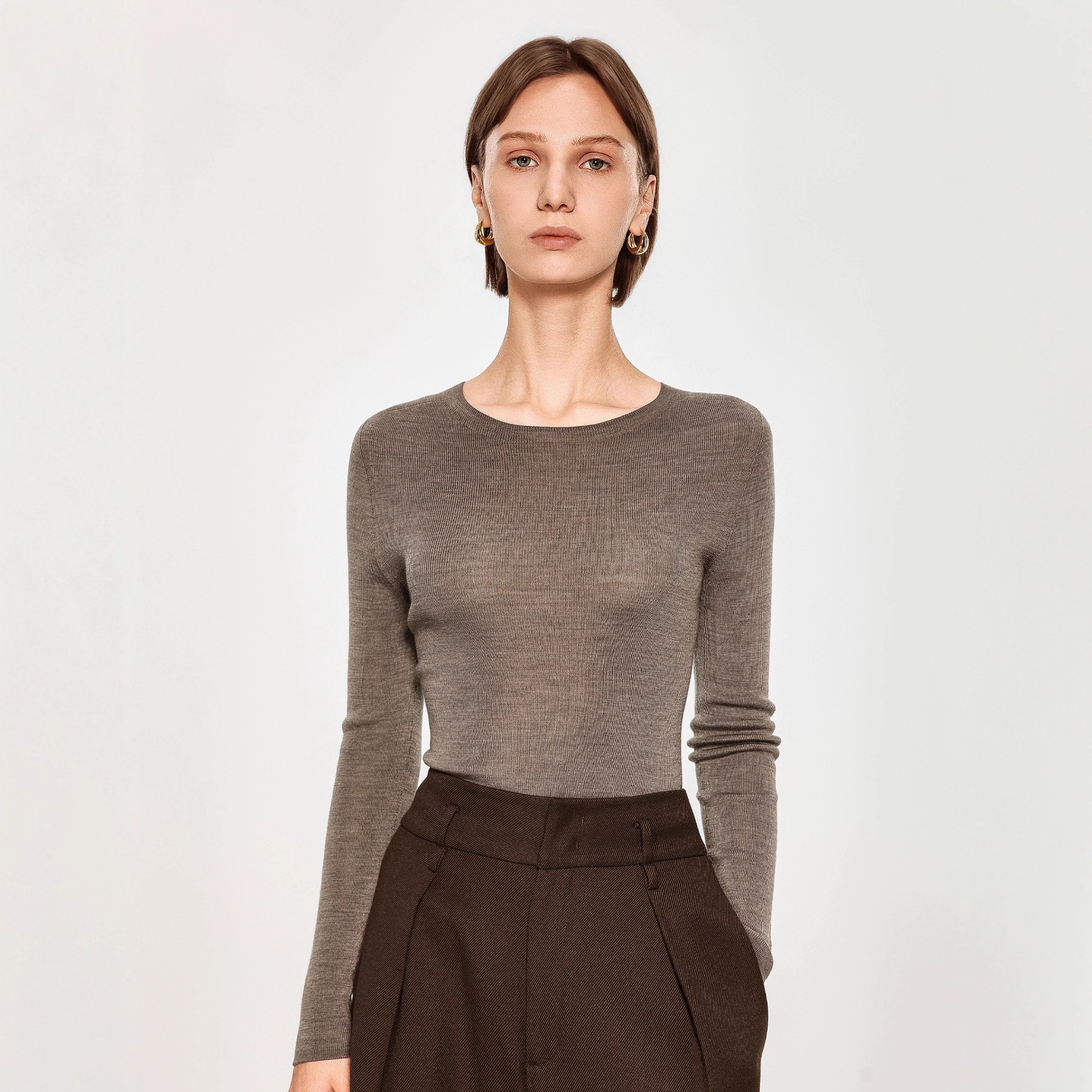 Skin-friendly, machine-washable, seamless, fully formed, round-neck, versatile women's knitted sweater with a base layer details Picture