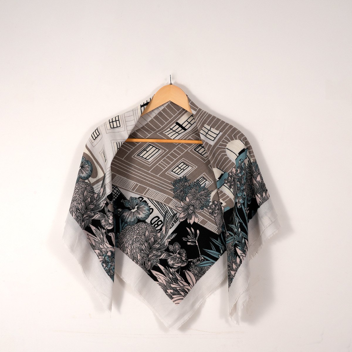 Wholesale of popular fashionable faux cashmere and velvet soft printed scarves, large square scarves and shawls from manufacturers in Europe and America for air conditioning and warmth details Picture