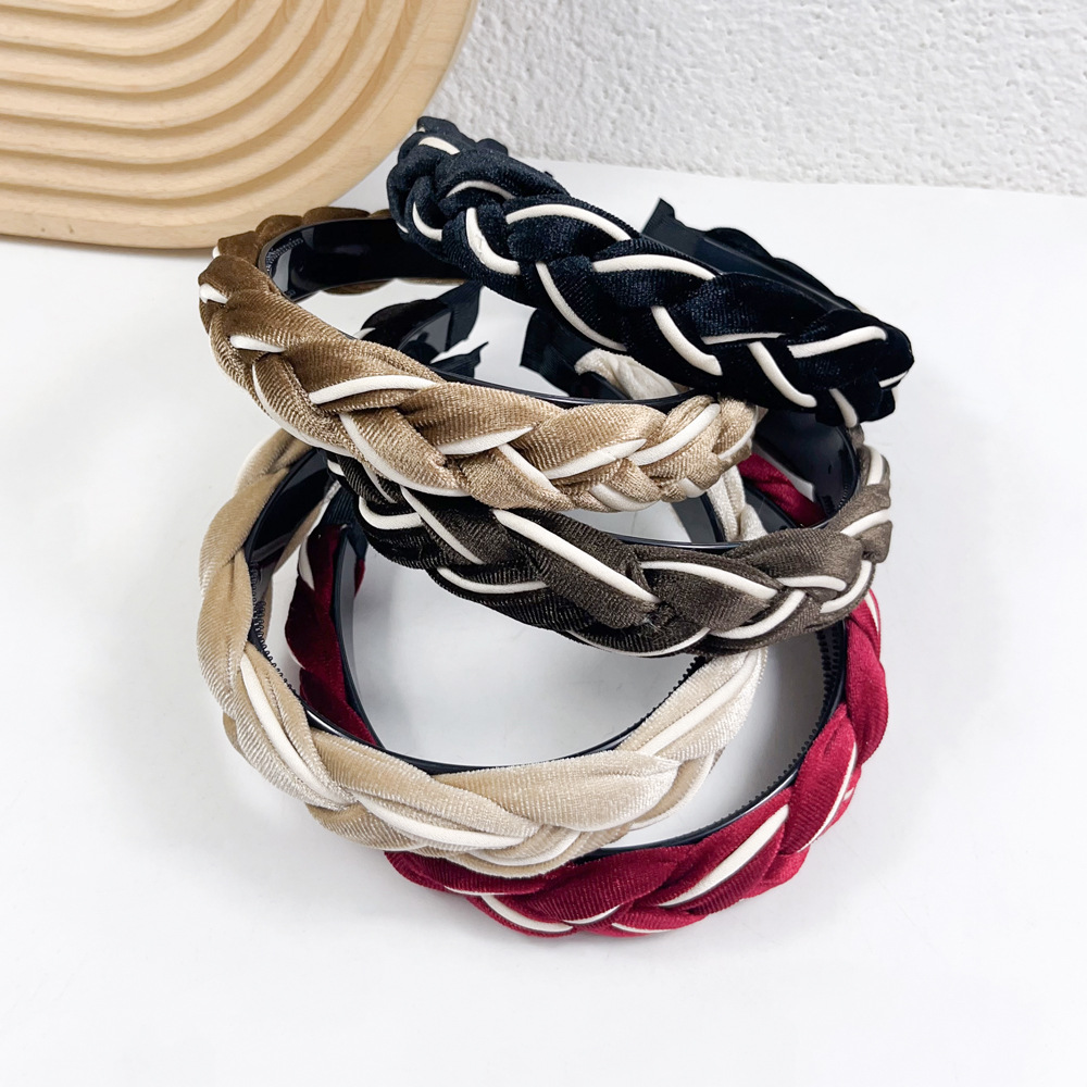 Autumn And Winter New Golden Velvet Twist Braid Hair Band Simple Retro High Cranial Top Braided Hair Card All Non-Slip Hair Accessories Application Scenario
