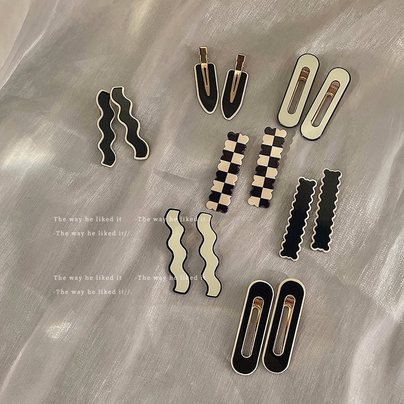 Black and white checkered seamless hair clips, bangs side hair clips, headwear, trendy and high-end clips, duckbill clips, hair accessories Application Scenario