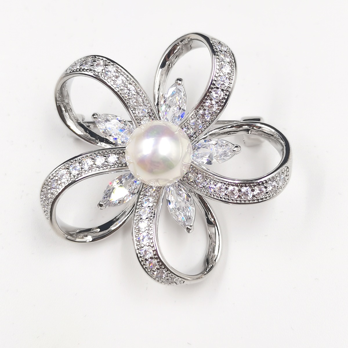 韩板创意时尚仿珍珠微镶锆石胸针五环五叶花高档衣饰开衫别针丝巾扣配饰细节图