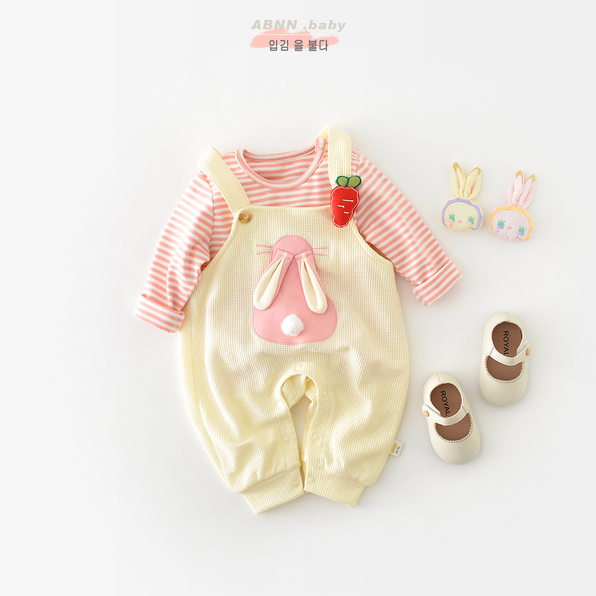 Primavera 2023 nuevo diseño bebé y niño animado pequeño conejo tirantes mujer bebé rayas camiseta conjunto de dos piezas Item Picture