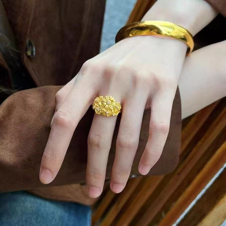 The same style of Chinese-style ring for women in the gold store, featuring a profusion of flowers, exudes a light luxury and high-end feel. It has a retro charm and a high level of appearance Application Scenario
