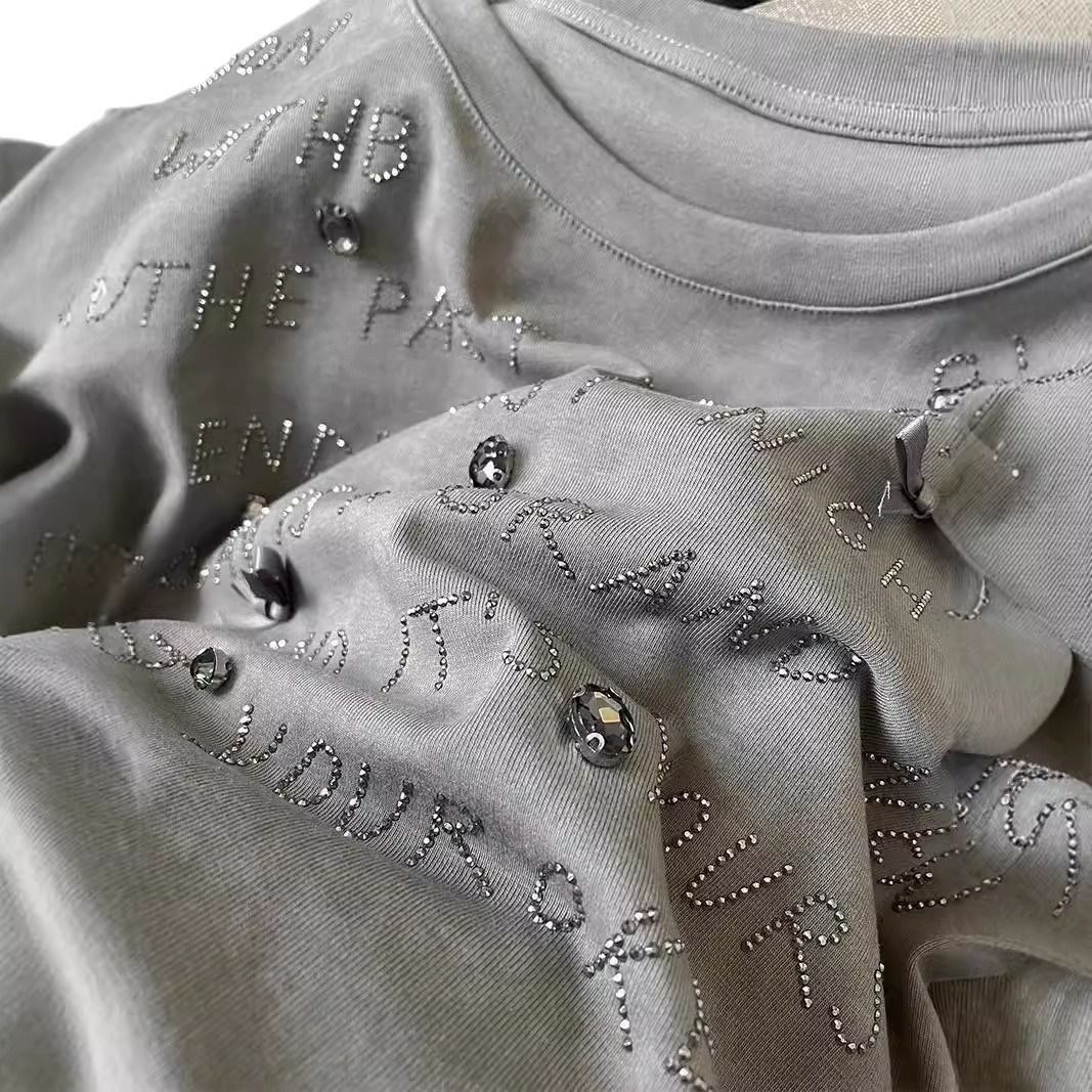 A unique short-sleeved T-shirt for women, a new summer style with a fitted shoulder and a Korean-style chic and high-end look, featuring a round neck and a straight shoulder Item Picture