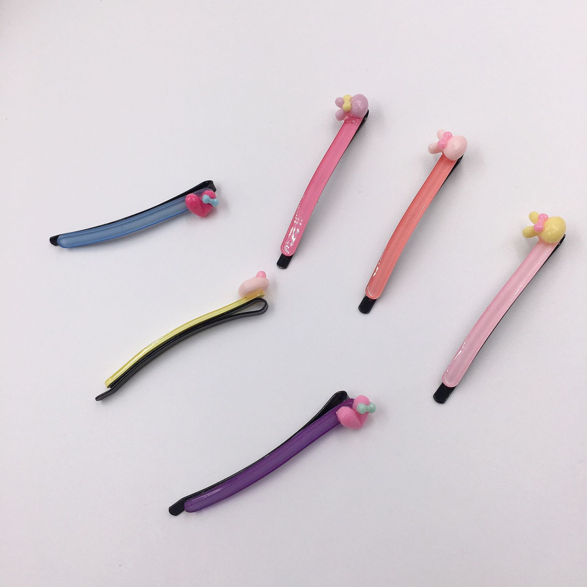Three cute and trendy hair clips for children, including a one-line clip, a bangs clip, and a side clip Application Scenario