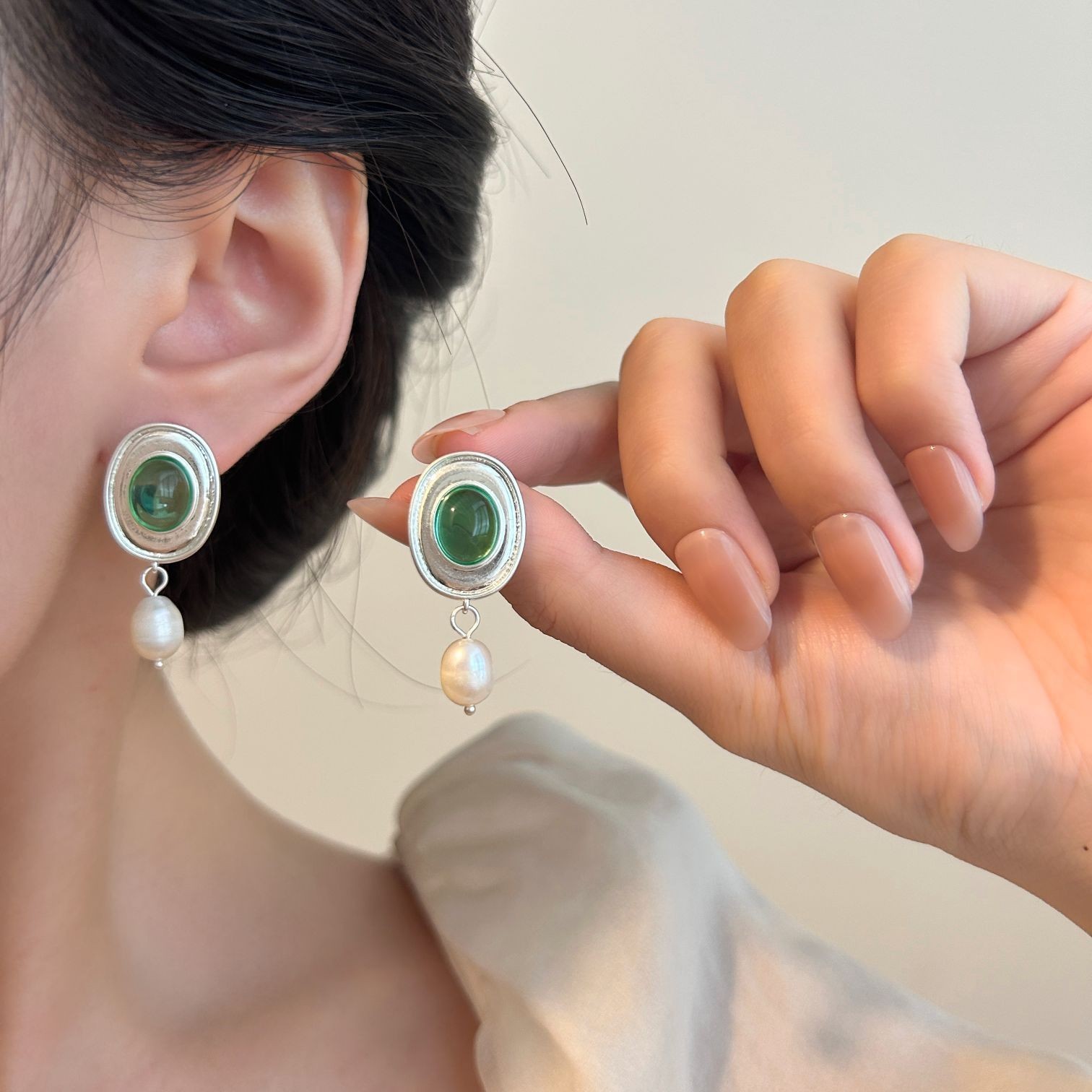 French retro oval Baroque pearl earrings, forest style, light luxury, high-end feel, simple and elegant silver needle earrings for women pic 4