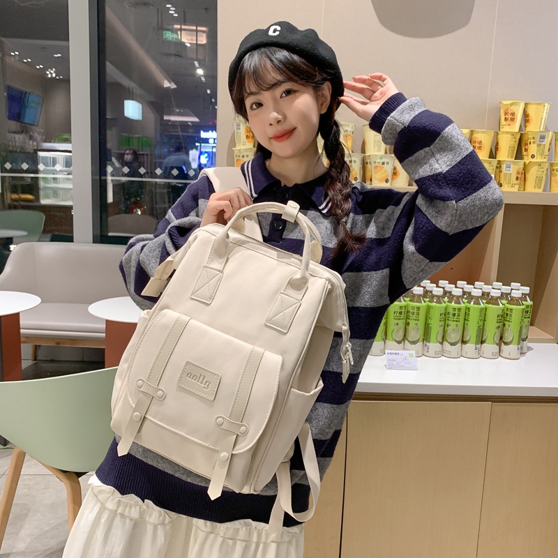 2024 New Fashion Large Backpack Anti-Splash Water Student Backpack Leisure Trend Backpack Wholesale Application Scenario