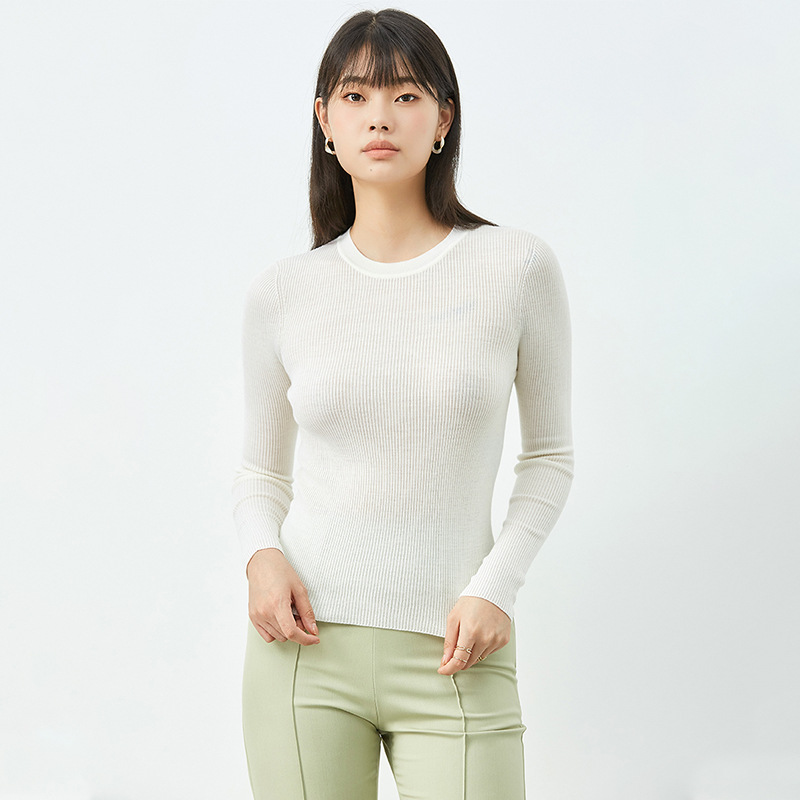 A soft and lightweight 18-needle seamless round-neck all-wool slim-fit top for women, paired with a base layer knitted sweater Specification image
