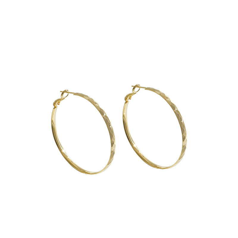 The simple and cold circular ear rims feature a high-end design sense, a stylish and versatile style Item Picture