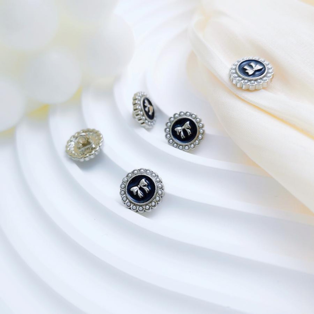 Bow pearl shirts, metal hand-sewn buttons, alloy decorative buttons, fashionable and versatile coat buttons wholesale Application Scenario