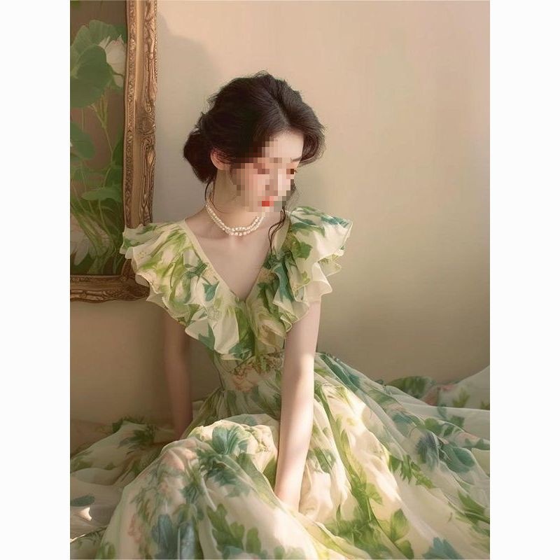 This beautiful French southern vacation dress is super slimming and good-looking in summer. It's a green printed flying sleeve dress for women in summer details Picture