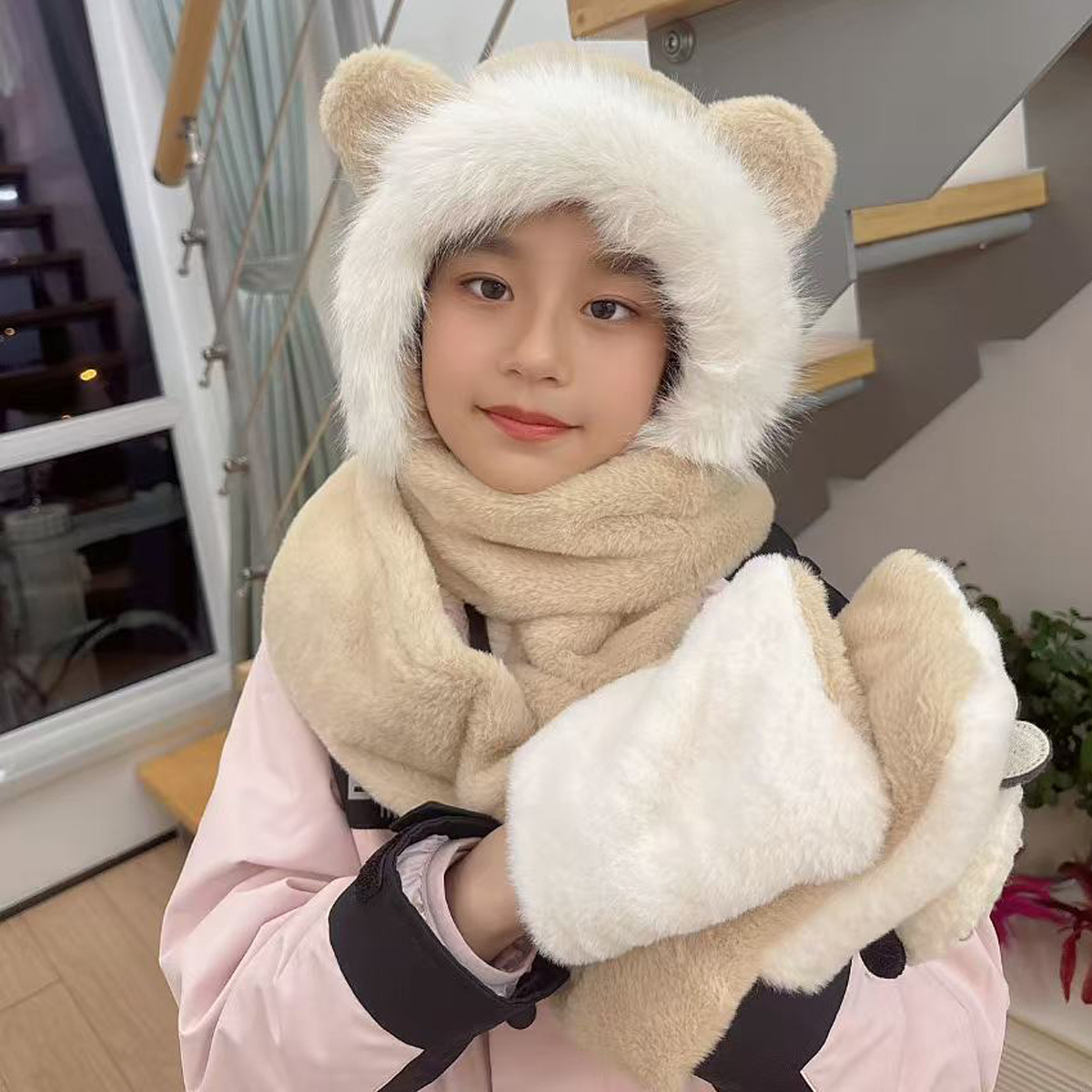 A three-piece set of cute plush hat and scarf for girls in winter 2024, a Korean-style, thickened and fleece one-piece warm hat
