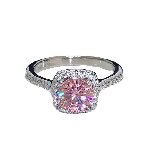 The light luxury pink diamond ring is simple, versatile and stylish. It features a full diamond square bag that can be adjusted. It is designed by a niche designer Item Picture