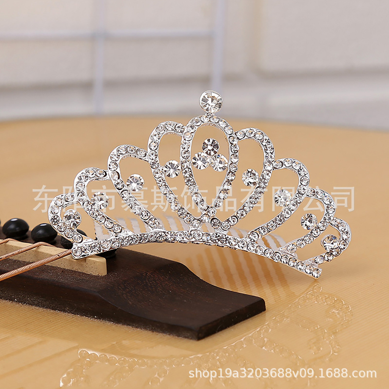 The bride's headwear and comb are niche wedding dress and dress accessories for women. They are versatile and high-end hair accessories with diamonds and flowers Specification image