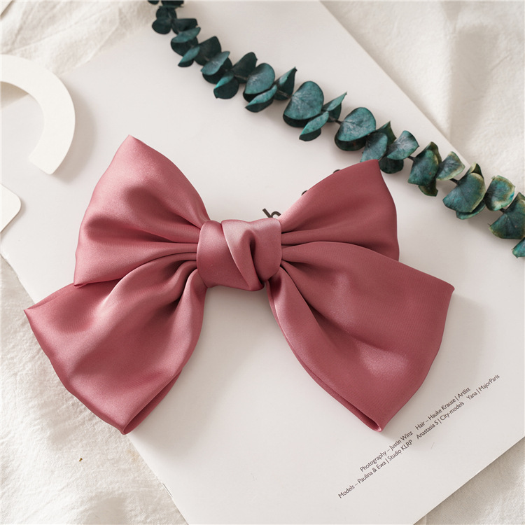 Oversized Black Bow Hair Clip Japanese Satin Red Hair Clip Back Head Spring Clip Headdress For Adults And Children Application Scenario