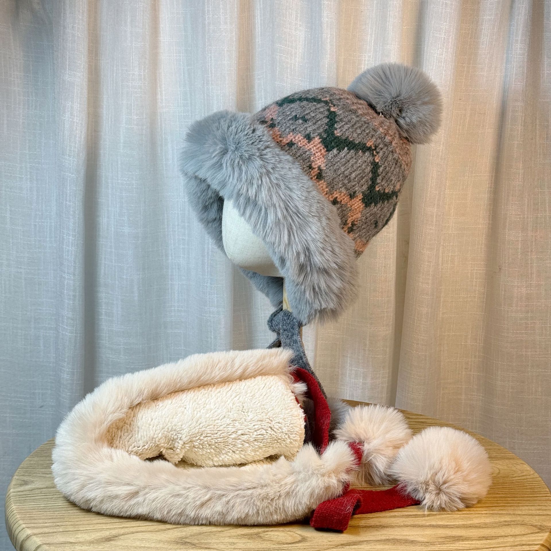 "National trend Sichuan Western Tourism Ethnic style rabbit fur hat for women, autumn and winter Korean-style versatile warm ear-protecting hat, large hat circumference makes the face look smaller. Application Scenario