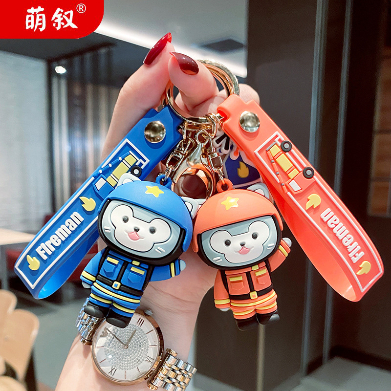 创意卡通消防员浣熊君钥匙扣软胶公仔汽车钥匙圈链包包小挂件配饰