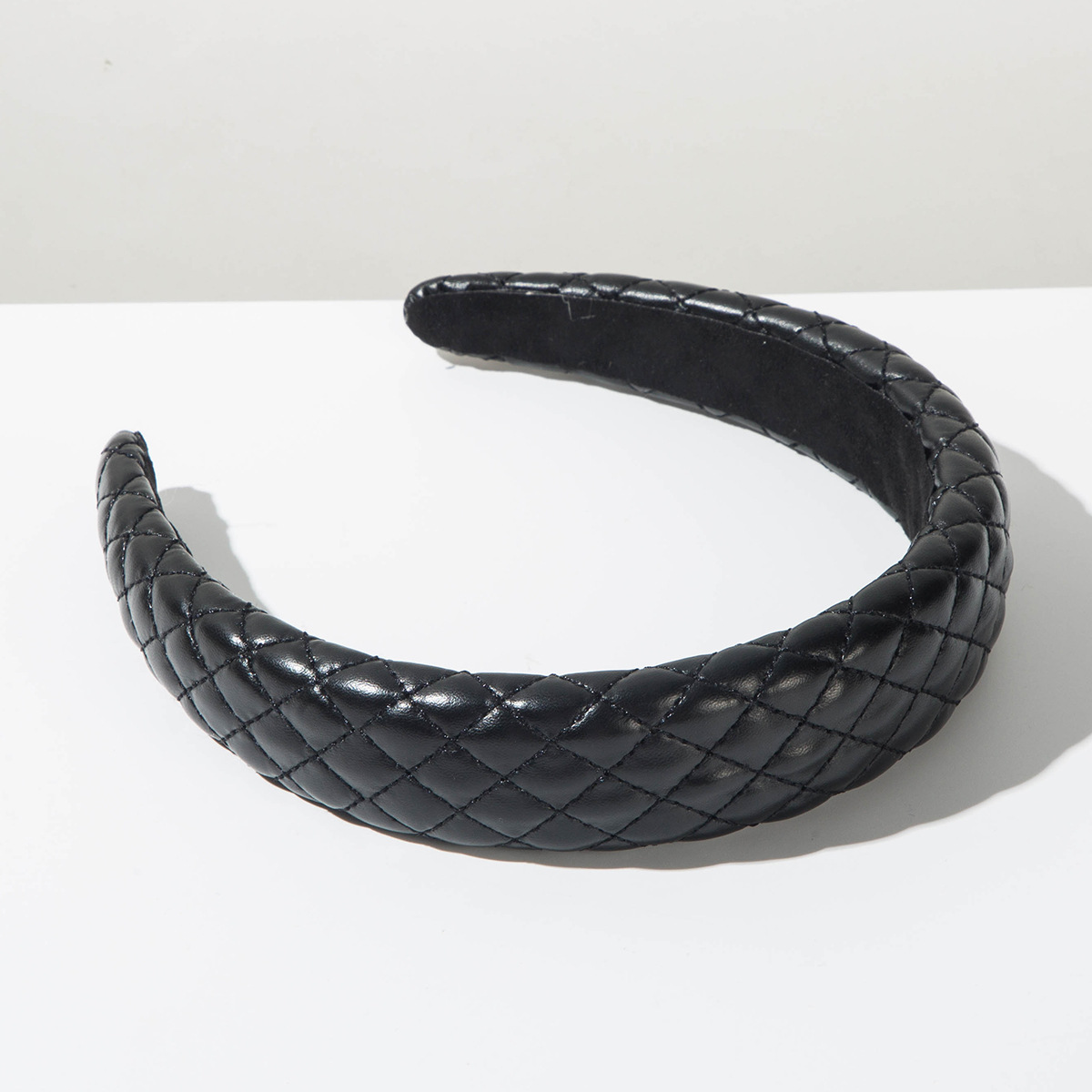 The new autumn and winter fabric wide-edge leather trendy and cool headband from Heming is a high-end and versatile light luxury headband accessory for women pic 23