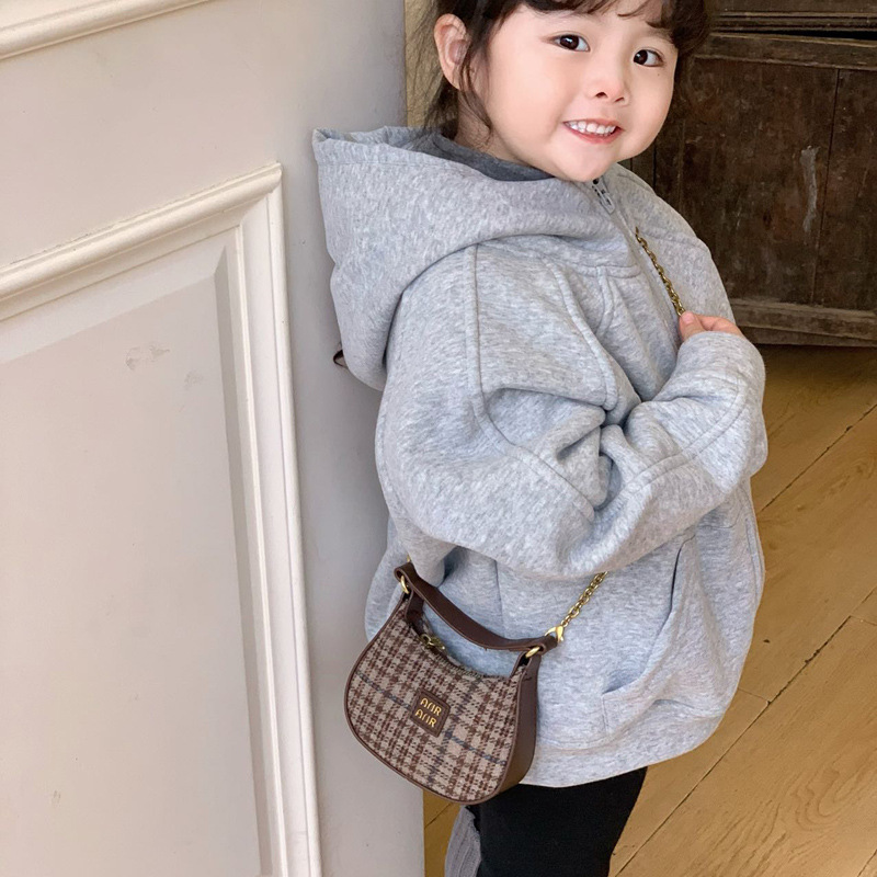 Korean-style stylish leopard print single-shoulder bag for boys and girls, fashionable checked baby handbag, 2024 new mini children's bag Specification image