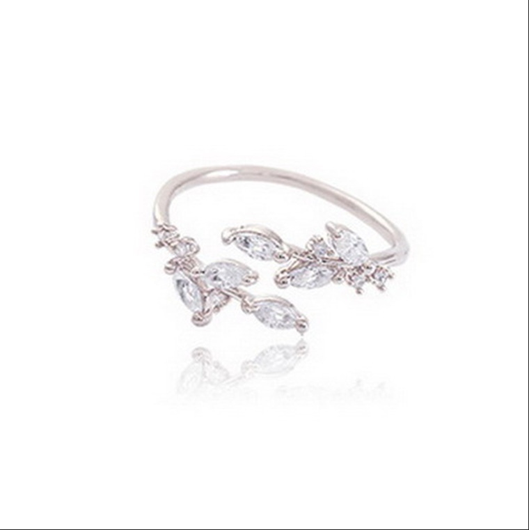 This is a fashionable and unique leaf ring with an adjustable opening, featuring the same style as Shin Min-ah and Lee Jeong-eun Item Picture