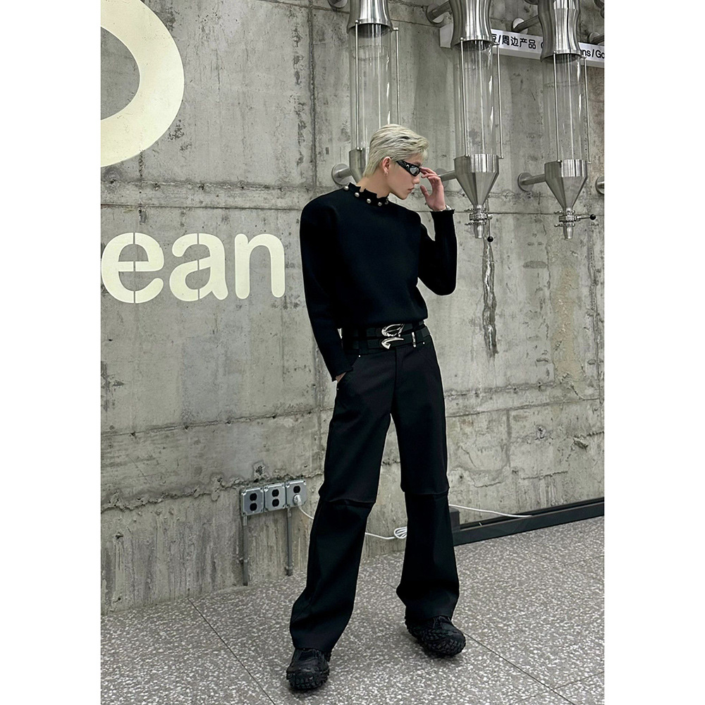 Metal button-decorated loose knitted sweater with a unique design sense, a new American trendy sweater for men in autumn and winter Item Picture