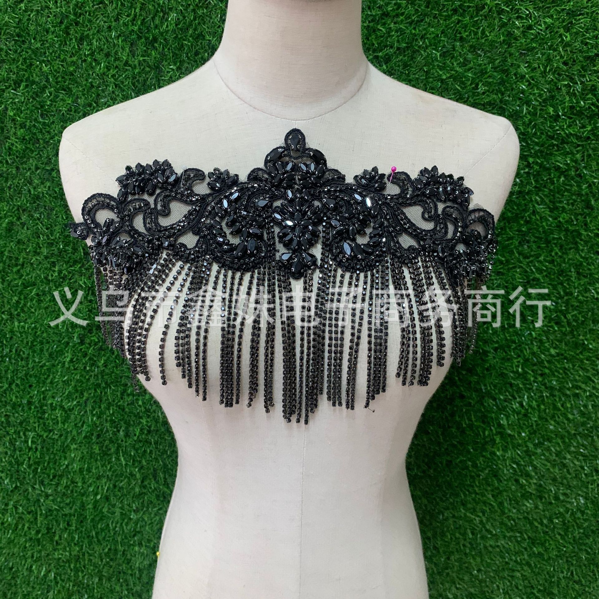 Clothing accessories, colored glass, diamond patterns, beading, embroidery, rhinestones, headwear, shoes and hats, accessories, hand-sewn diamond patterns, and matching flowers