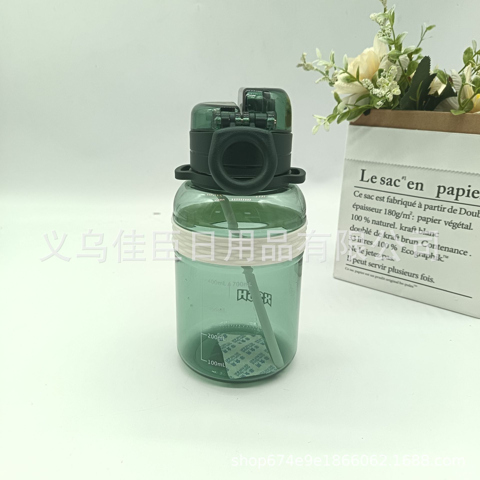 Student-specific space cup, double drinking lid, direct drinking straw cup, children's sports water cup, wearable, minimalist sports style Application Scenario
