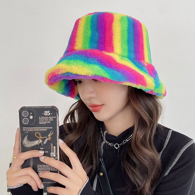 A short-brimmed, thickened, warm and fashionable winter hat for women in Europe and America A short-brimmed, thickened, warm and fashionable winter hat for women in Europe and America