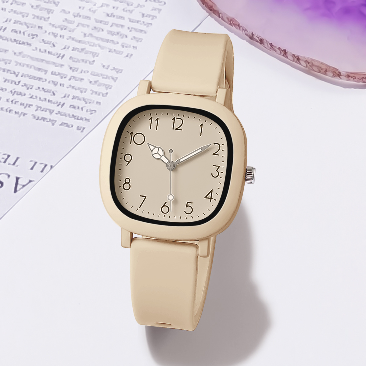 A simple and versatile women's watch for junior and senior high school students in a Korean style, square, retro, fashionable and casual Instagram style Application Scenario