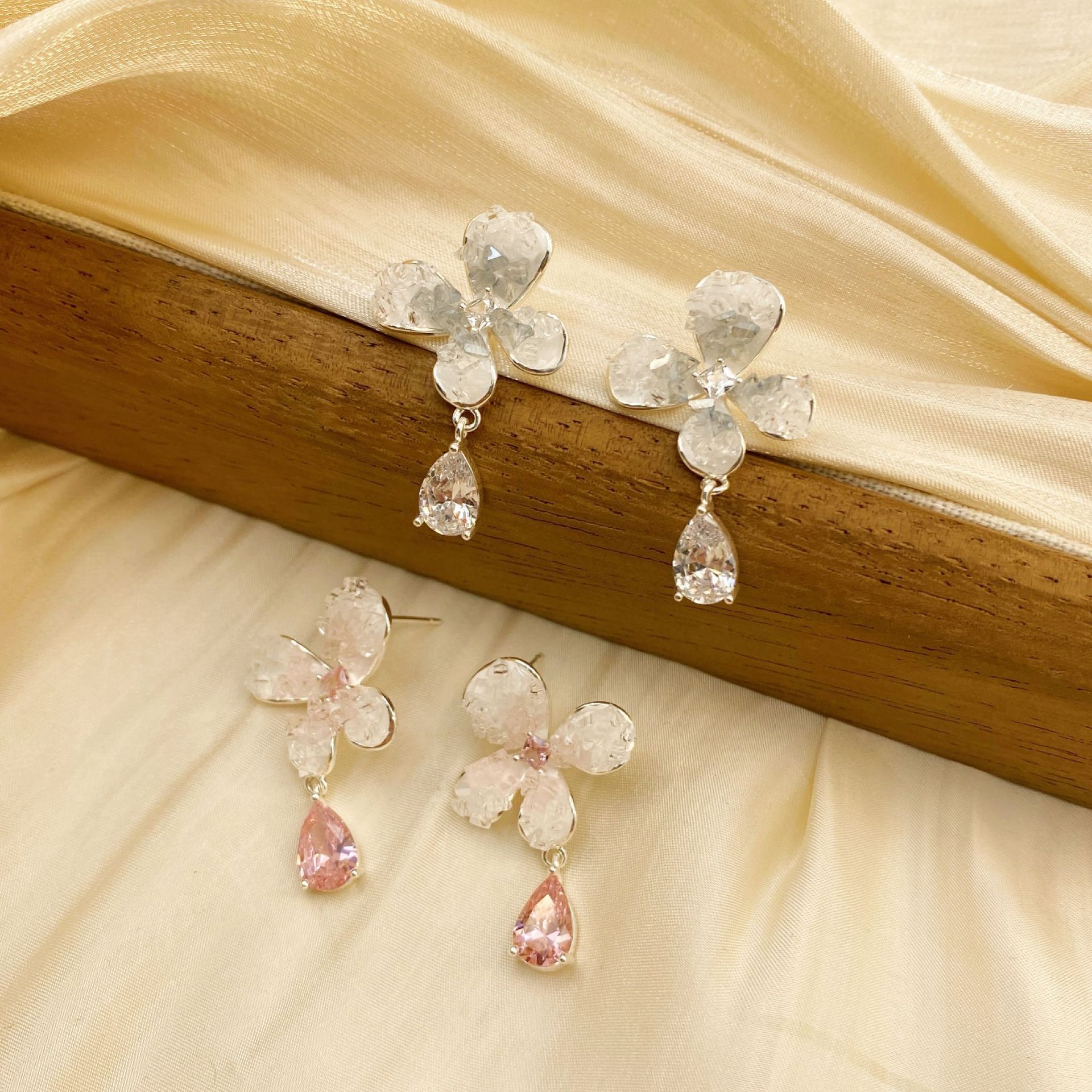 Gradient crystal flower earrings for women, new exquisite and versatile zircon earrings, Korean style Instagram sweet and fashionable earrings details Picture