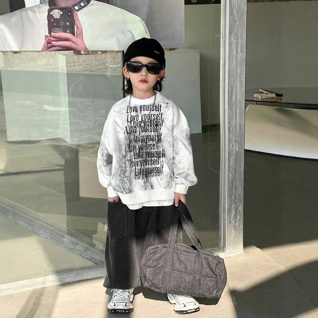 Tracing back to the new spring 2025 tie-dyed hoodie for boys and children, the Korean-style fashionable and versatile hooded top is cool and trendy