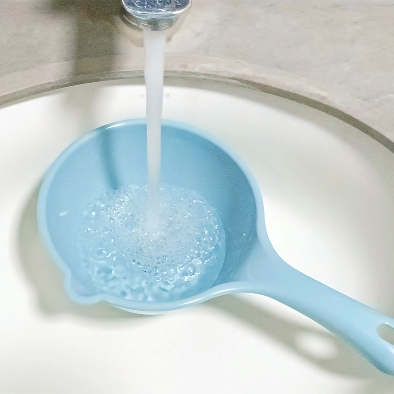 Wholesale factory direct sales for watering flowers 水舀子 household plastic water ladles for cooking, adding water, drifting, bathing long-handled water scoops Application Scenario