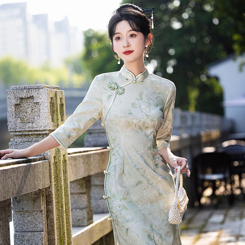 国潮春季小众设计手工盘扣年轻款牛奶丝提花显瘦长款新中式旗袍