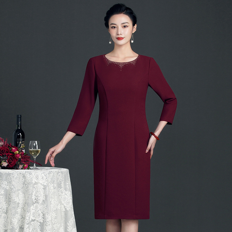 2021 Winter New stylish two-piece set for middle-aged and elderly people, high-end Korean-style round-neck rhinestone dress for mom Specification image