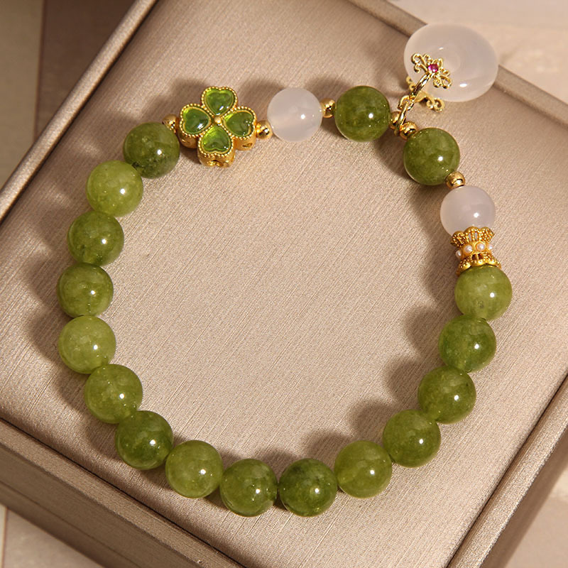 New Chinese-style green tourmaline crystal bracelet for women, light luxury, niche and exquisite four-leaf clover chalcedony peace pendant bracelet Application Scenario