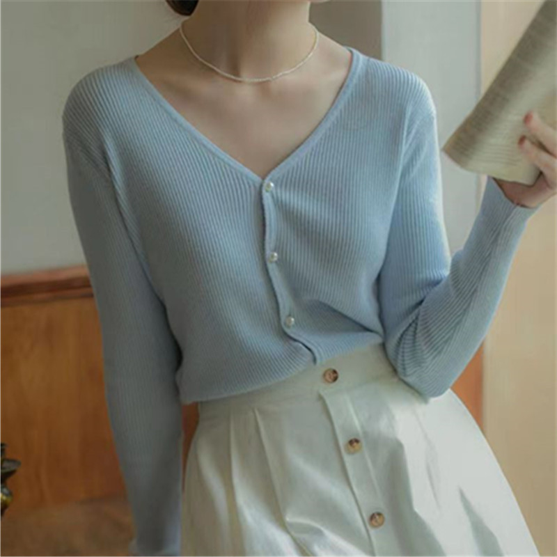 The new 2022 cardigan for women, Korean autumn style, pearl buckle V-neck knitted sweater, gentle style, versatile short sweater coat Application Scenario