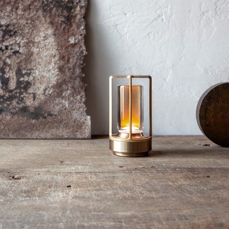 Cross-border Nordic outdoor metal table lamp, simple, modern and luxurious, charging touch, restaurant and bar atmosphere night light Application Scenario