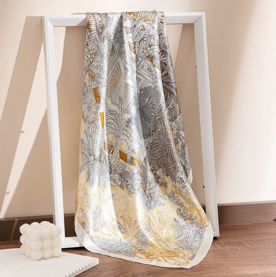 In spring, pair with a 70-square-meter scarf with a silk-like feel, creating a light luxury and high-end Korean atmosphere Brurbeery look details Picture