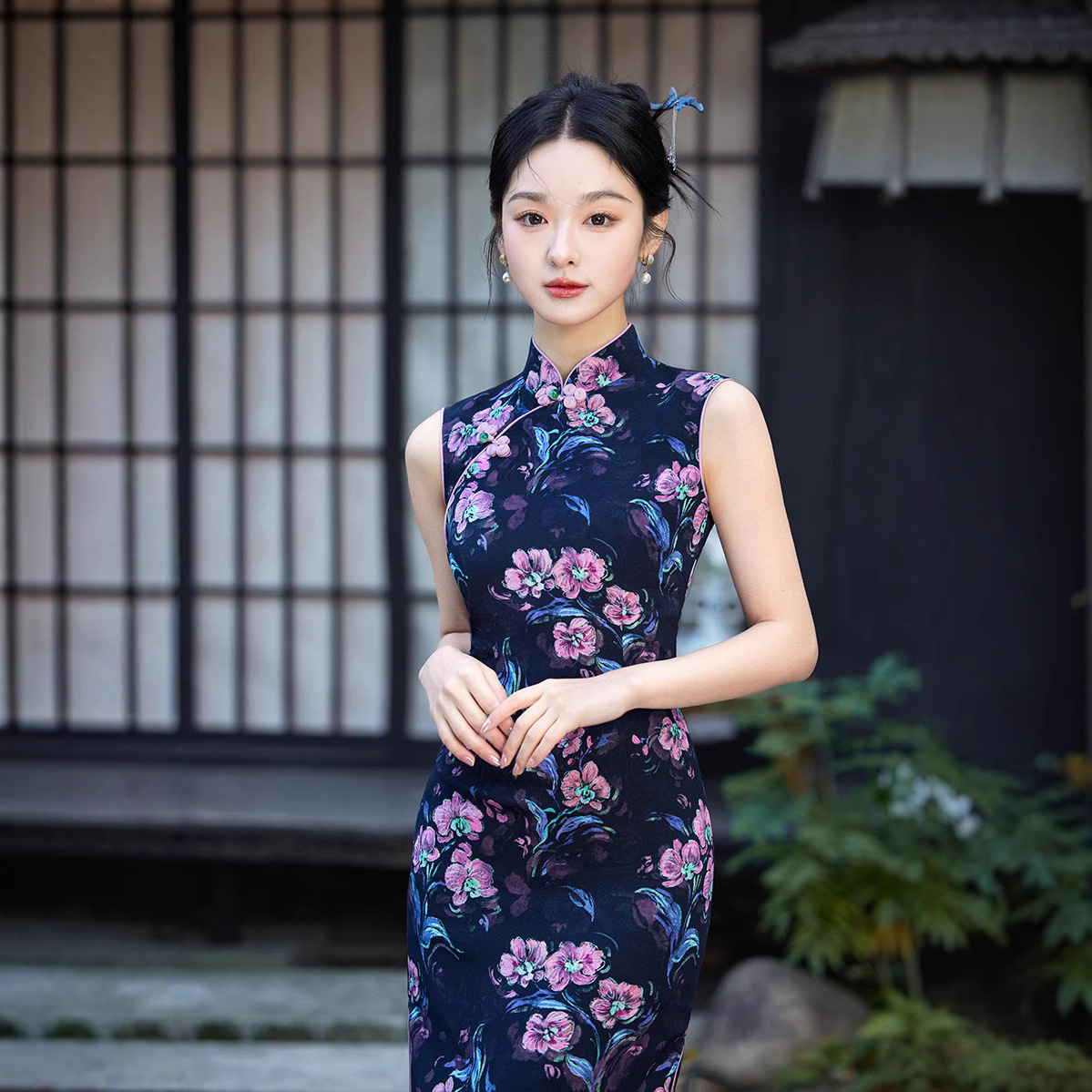 This is a new spring and summer style of improved cheongsam with sleeveless daily wear and a retro long style from Suzhou details Picture